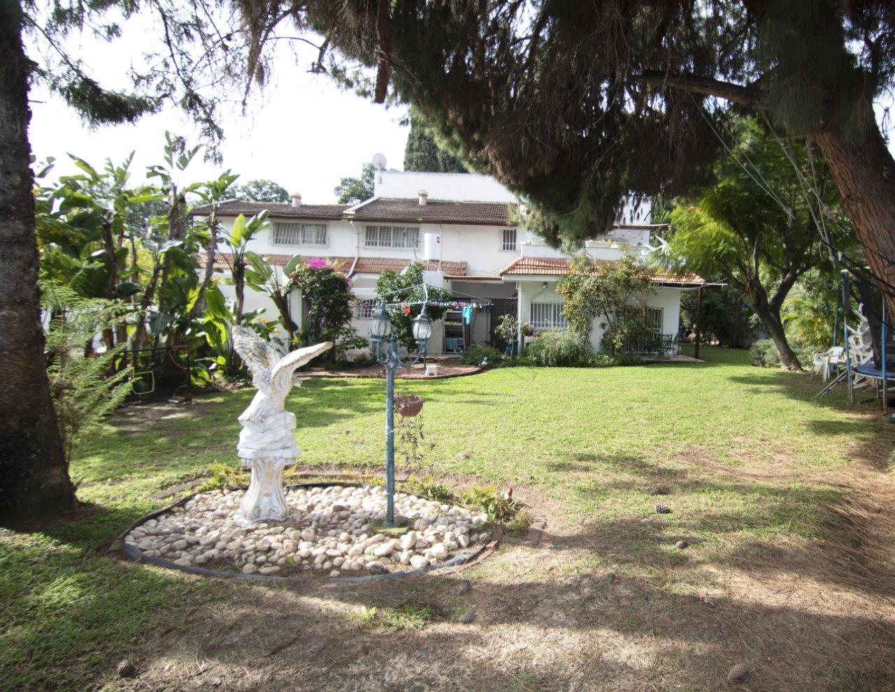 Villa avec un grand jardin